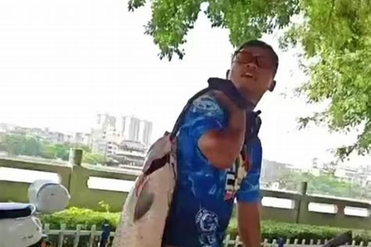 梦见钓到一条大鱼有什么预兆 梦见钓到一条大鱼寓意