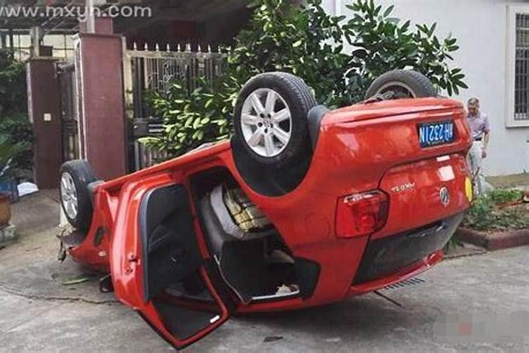 梦见朋友翻车死了好多人