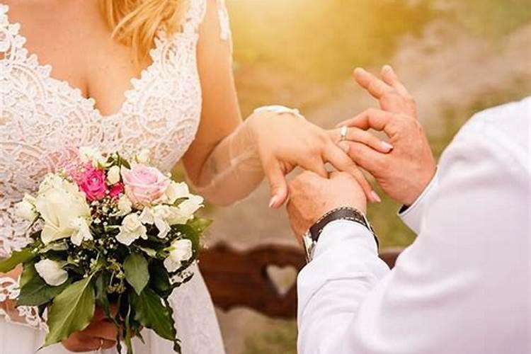 梦见爱我的人结婚的预兆
