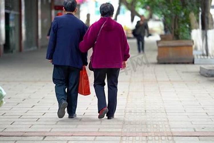梦见老人走路