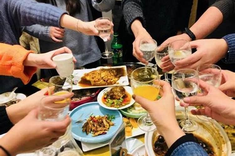 梦见别人家办丧事吃饭有什么征兆