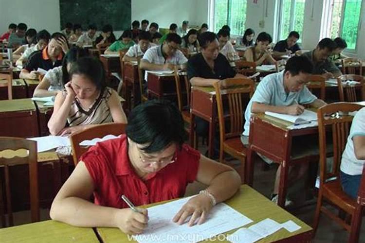 梦见回到学校考试的预兆