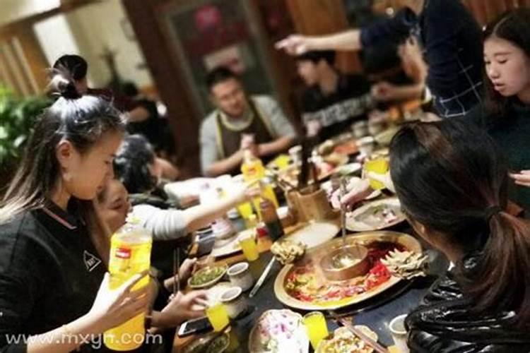梦见和死去的亲人一起吃饭