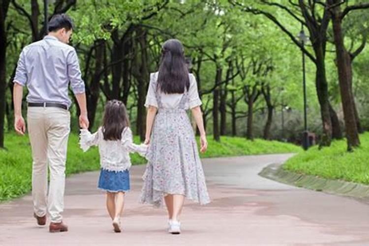 梦见弟弟躺在我打开的棺材里