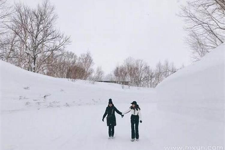 梦见光脚走雪路的预兆