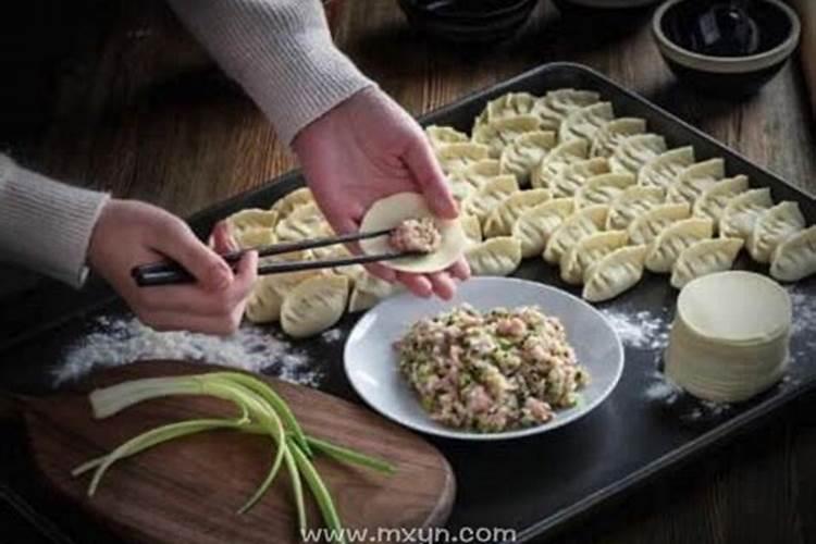 梦见饺子包不住口