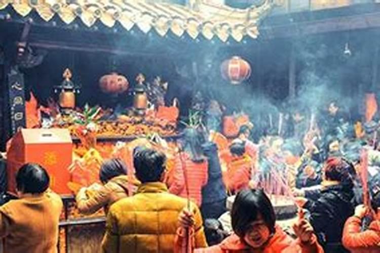 梦见拜祖坟是什么意思？