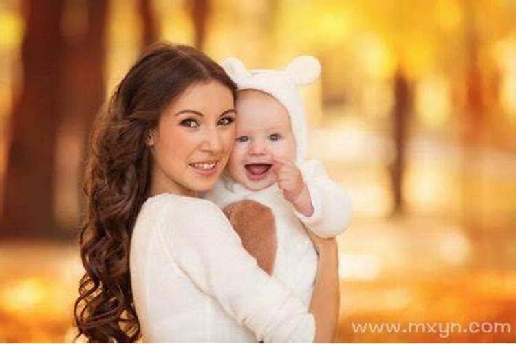 梦见抱着三个月男婴睡觉 醒了对我笑是什么意思？