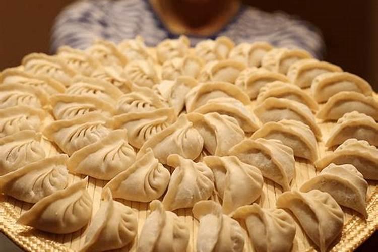 女人梦见煮饺子露馅了是什么意思