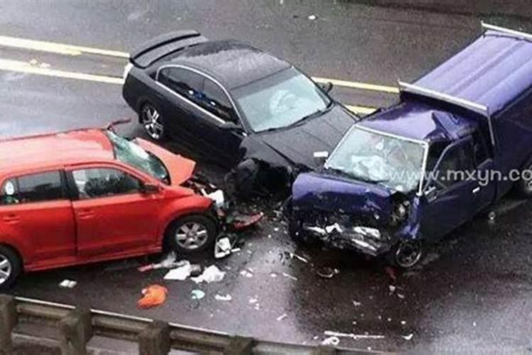 梦见别人出车祸死了 梦见别人出车祸死了好不好