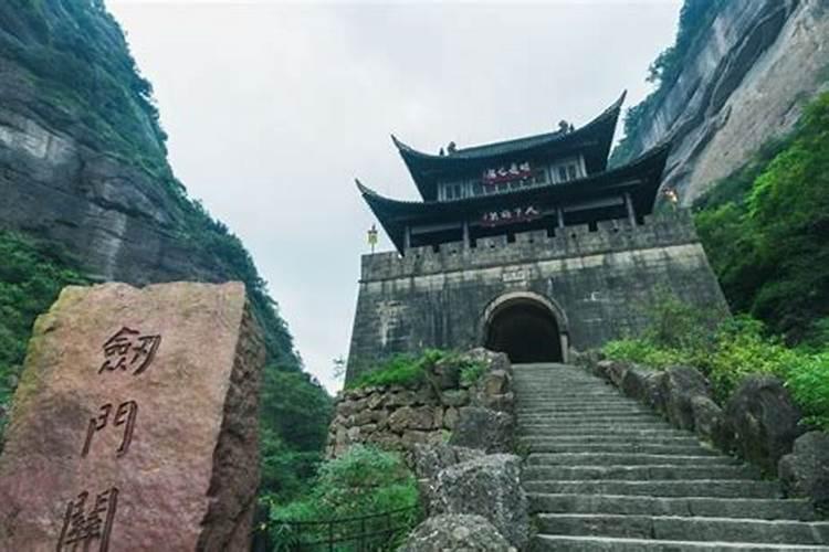 诸葛亮是一个什么样的人啊 ？？？ (详细一点)