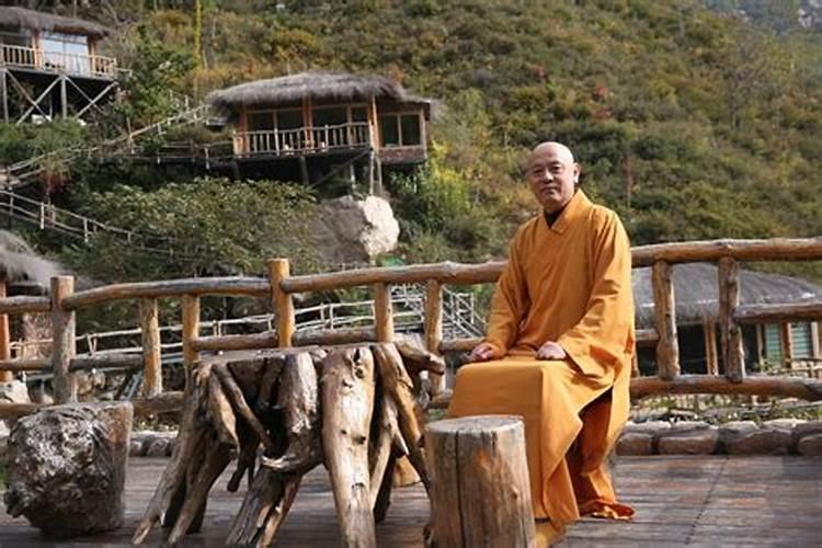 梦见蛇钻进后背衣服里预示着什么