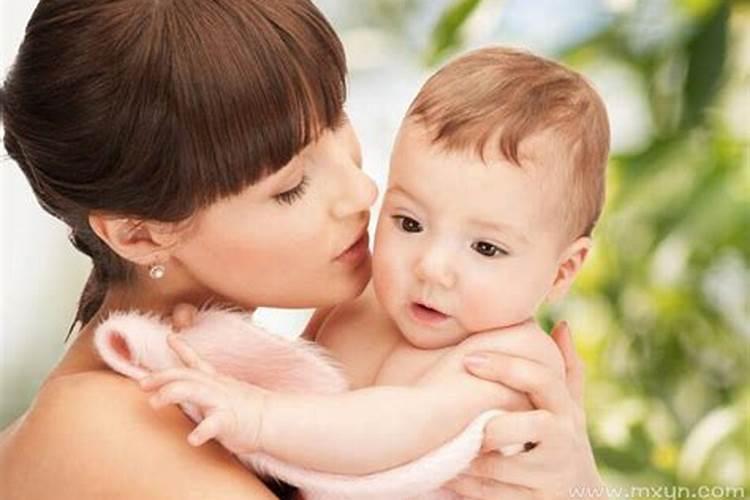 梦见美女投怀送抱是什么意思