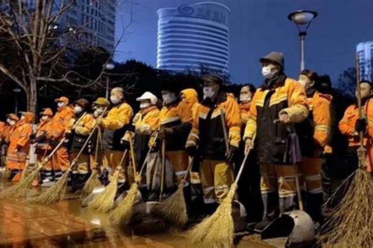 环卫工人的工作另我感动的感受