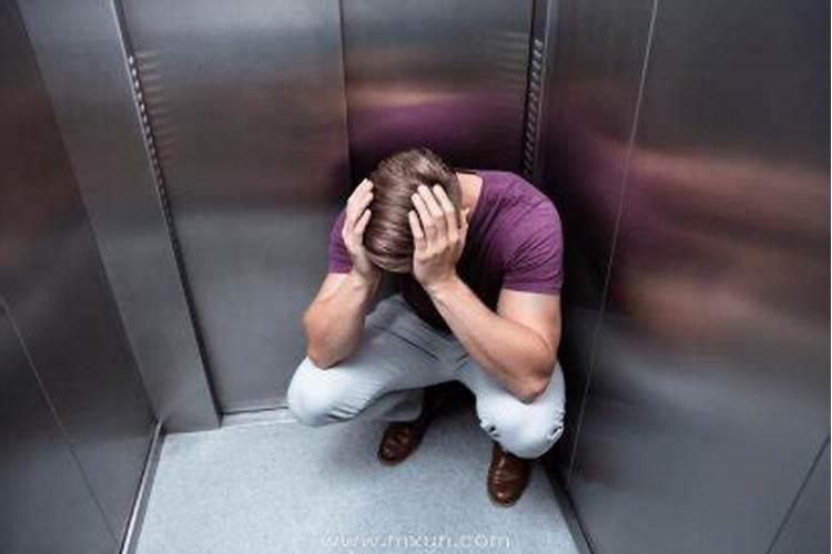 梦到被困在高处很害怕是什么征兆？