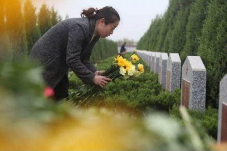 自己不会开车 梦里自己开车发生了车祸 有人死亡 有人吐血 还梦见挖到给...
