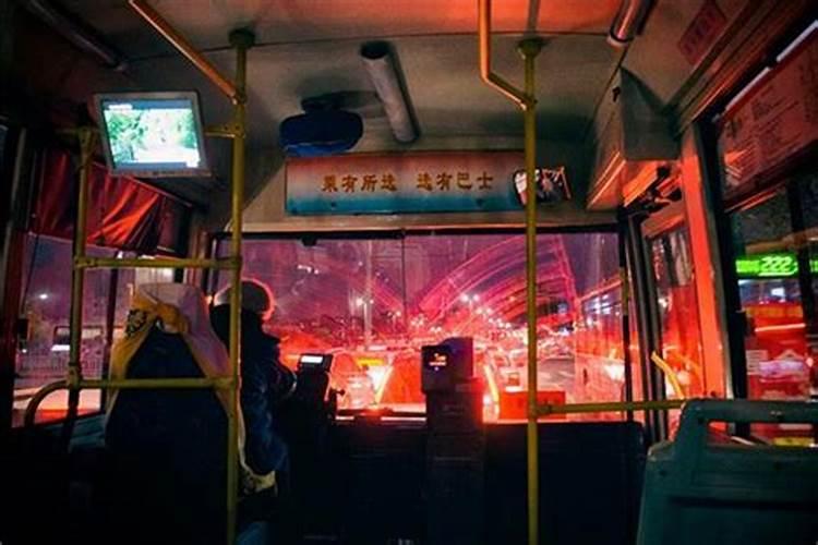梦见红色汽车是什么意思？