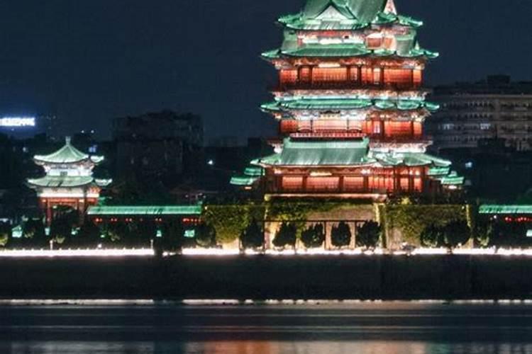 八月十五的月亮是在天空的什么地方？