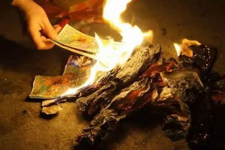 老人的坟迁到了外地七月半烧包的时候大王土地包应写哪个地方的？