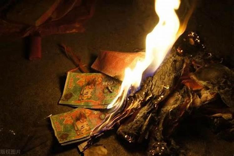 听说老人去世不足一年,7月15不能去墓地烧纸,是所谓的不能烧“节令纸...