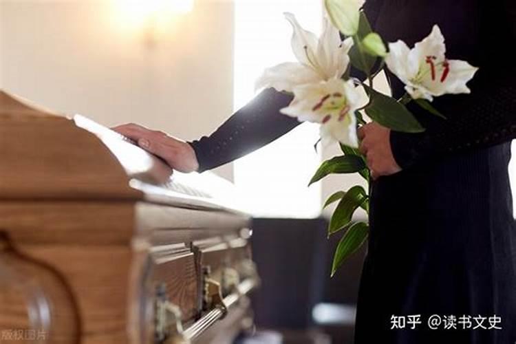 梦见父亲去世,躺在棺材里,自己嚎嚎大哭