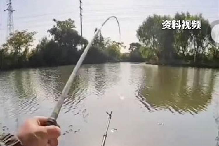梦见河上漂过来男尸