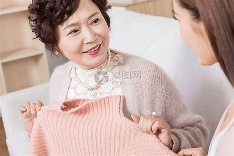 梦见给去世妈妈买衣服回来马上就穿了