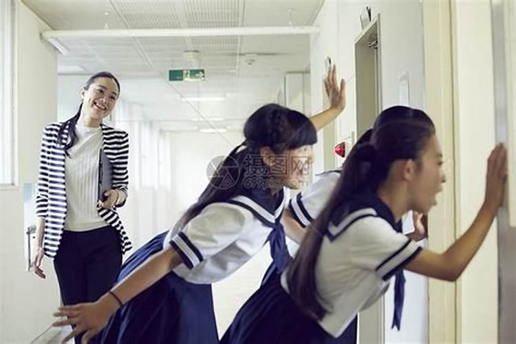 梦见学校里有好多人的预兆