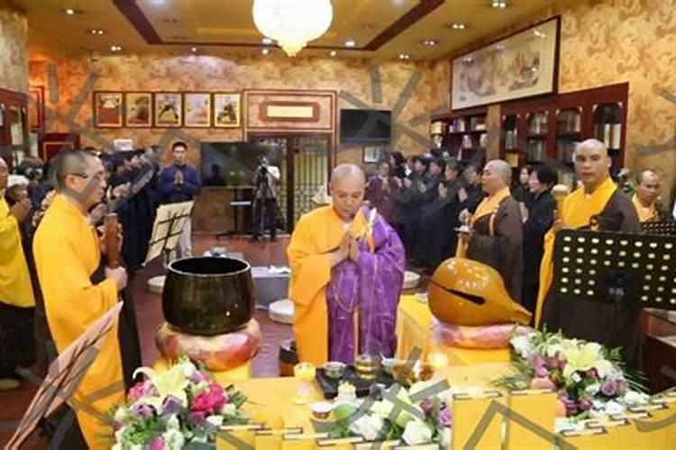在寺庙正准备拜佛时,遇寺庙僧人阻断,先行进行法事,好吗？