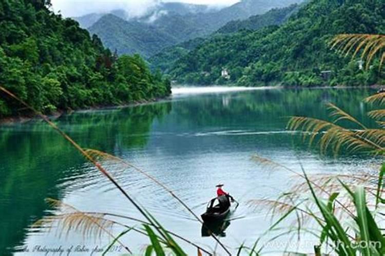 梦到水渠淌水是什么意思？