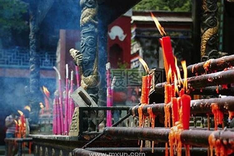 女人梦到花圈预示什么