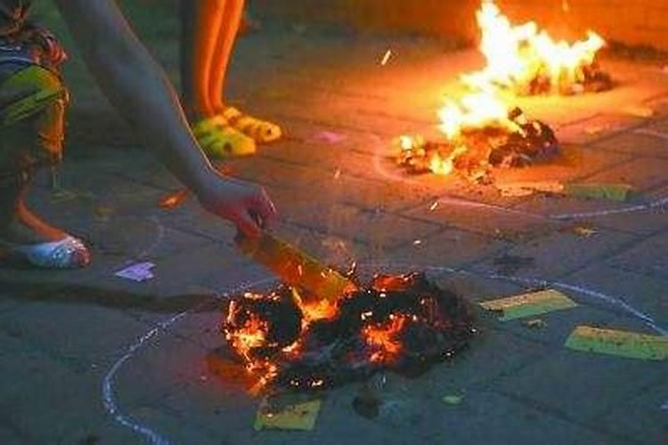 中元节,烧纸为什么要画圈,如果踩到烧过纸的圈圈里,会怎么样？