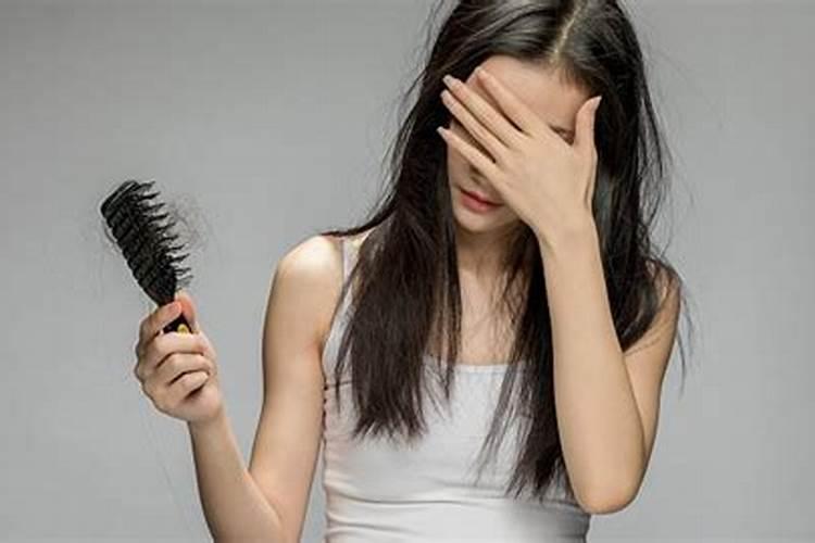 夜里梦见自己掉头发,一抓一大把的掉!有什么征兆吗？我是女的