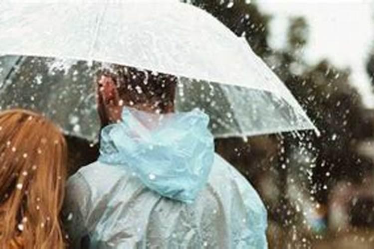 孕妇梦见下大雨是什么意思