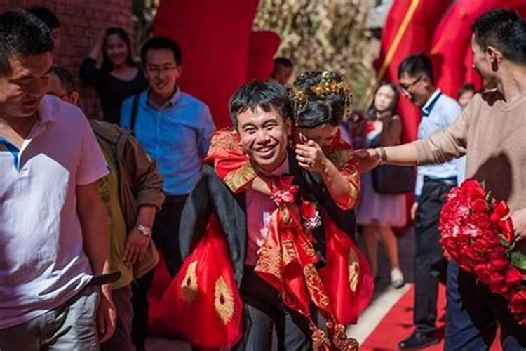 梦到死去的姥姥出殡,可是她又活过来了,还拉着我跳舞,是什么意思啊？请教...