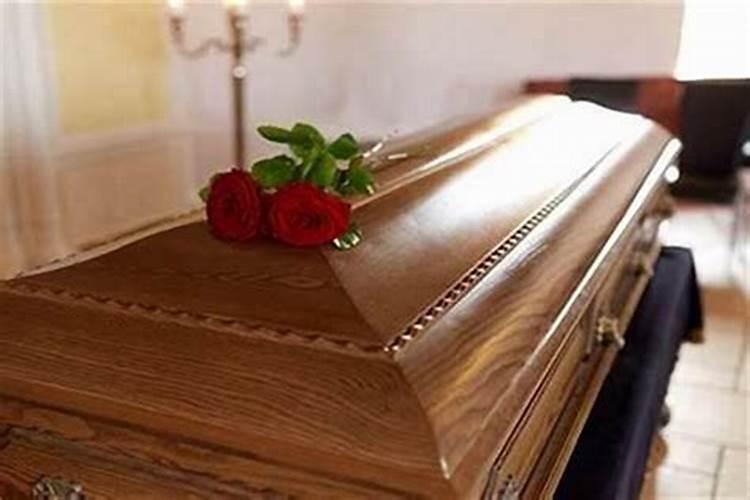 梦见家里老人死抬棺材