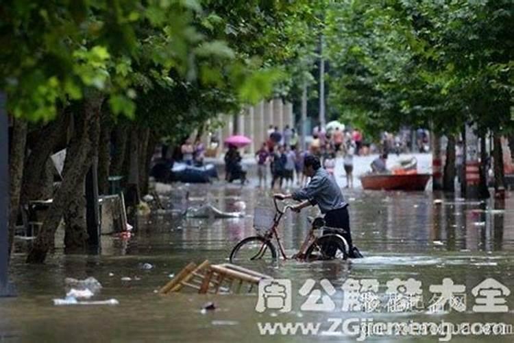 梦见发洪水自己被困是什么意思？