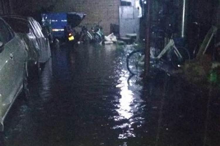 梦到下大雨积水很深,梦到下雨积水很深是什么意思