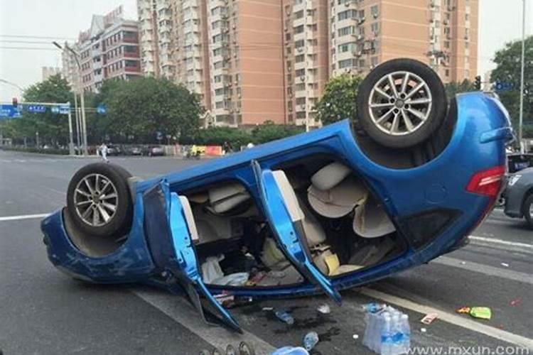 梦见红色的轿车