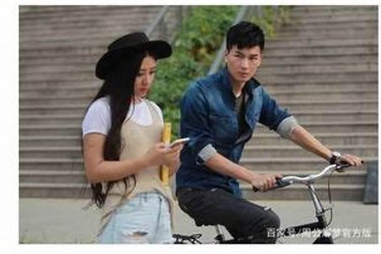 我现在有女朋友了,却经常梦见以前喜欢的一个女孩,这是为什么啊？