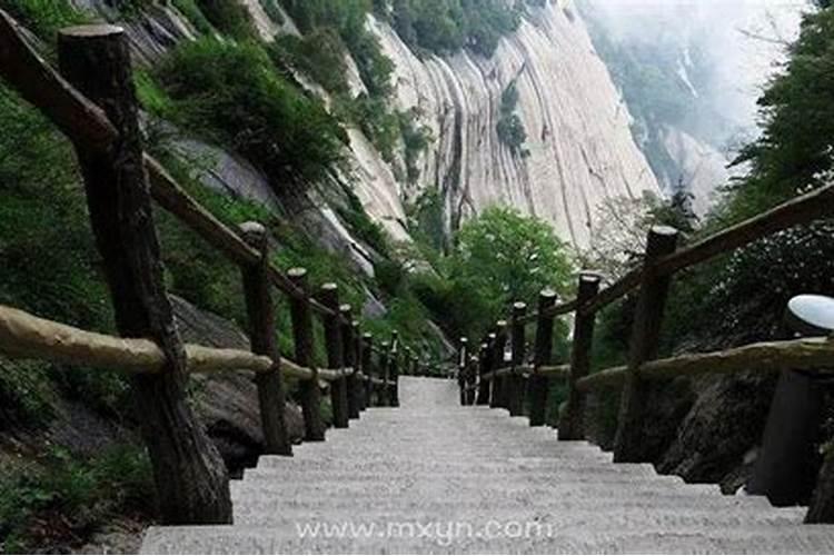 梦见开车下坡路很陡