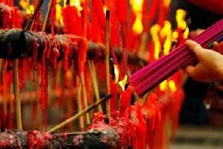 你生活中见到的迷信的人干过哪些事？