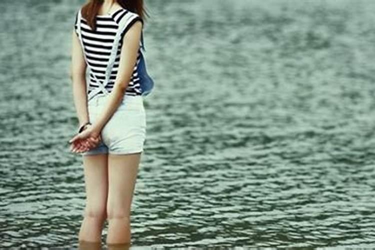 梦见女人掉进水里是什么意思？
