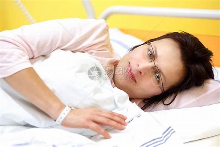 梦见死去的外公没穿衣裳在床上躺着住院还说话这个好吗？
