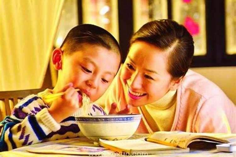 周公解梦梦见吃面条是什么意思 周公解梦梦见吃面条预兆什么