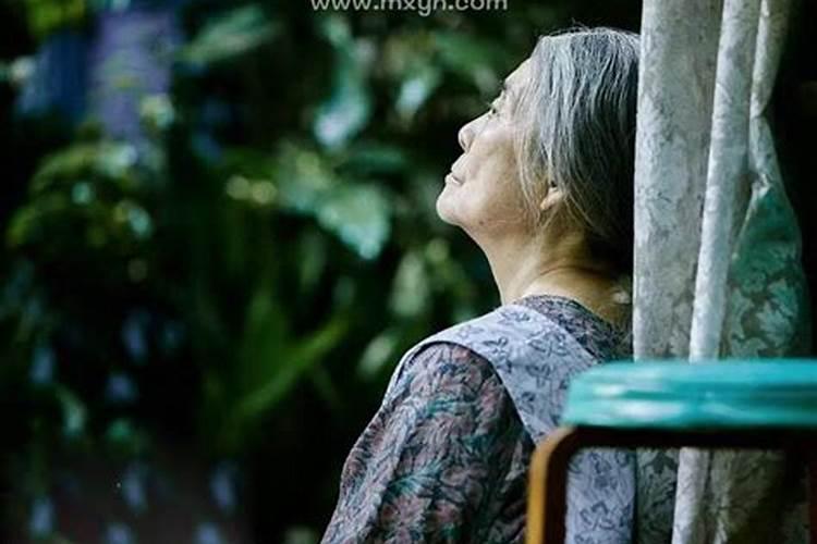 梦见死去的奶奶是什么意思