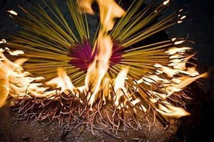 北京中元节习俗:祭祖放河灯？