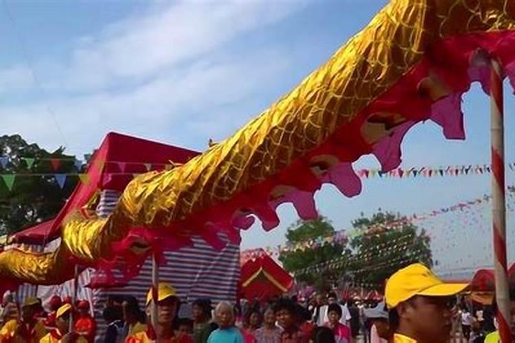 梦见自己成了现任男友和他前女友的小三。具体是梦中他好像和她结婚了...