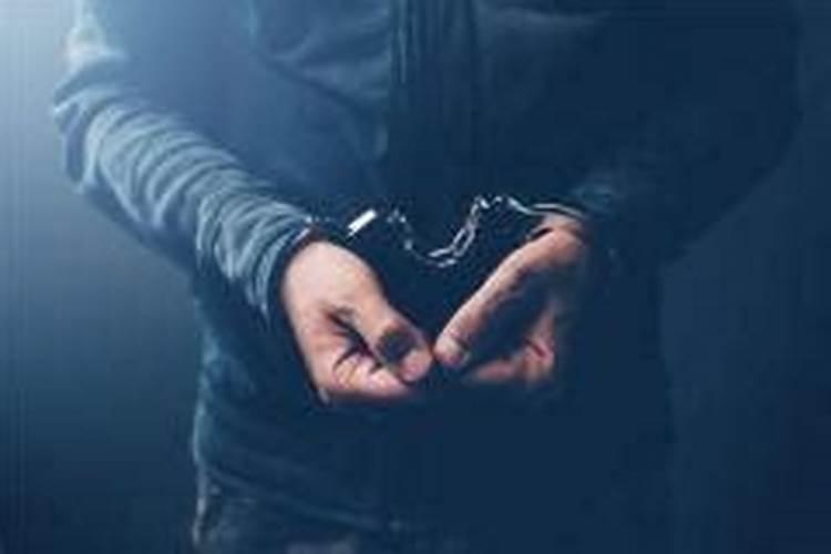 梦见自己偷别人东西被发现的预兆