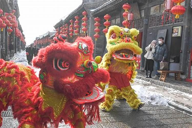 梦见自己家乡的大河里突然发大水,然后那草坪上的牛就一直往堤上跑百度...